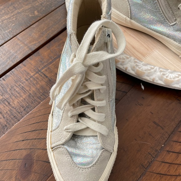 Zara sneakers hi top w ankle zip. Iridescent color on a light ivory. Beautiful. - Picture 5 of 6